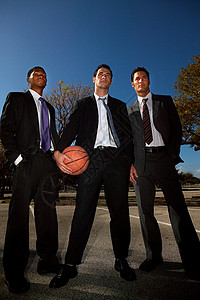 三个篮球场篮球场上的商人背景