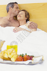 男人和女人在床上吃早餐图片