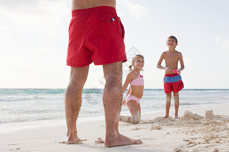 在沙滩上玩耍的一家人图片