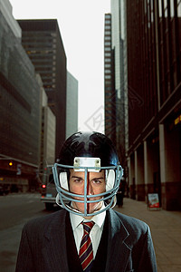 商人戴着美国橄榄球头盔图片