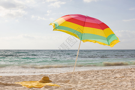 海滩上的阳伞图片