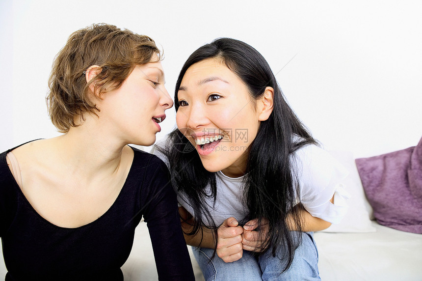 两个女人在沙发上笑图片
