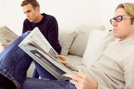 男人在沙发上看报纸图片