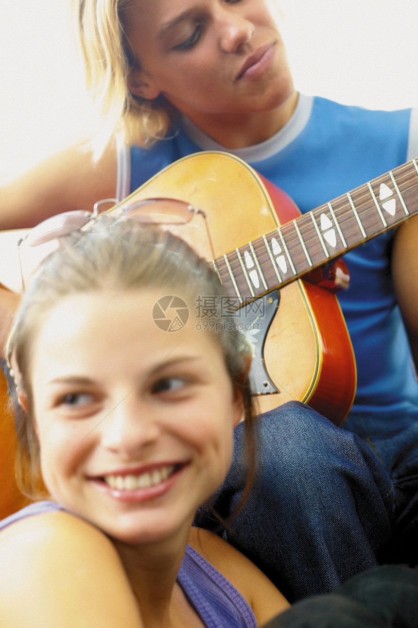 十几岁的男孩和女孩弹吉他图片