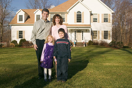 一家人站在屋外背景图片