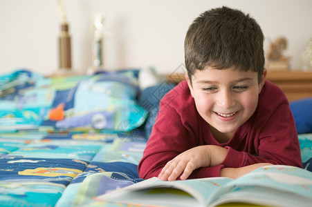 男孩读着书笑着图片