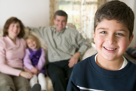 男孩和他的家人图片