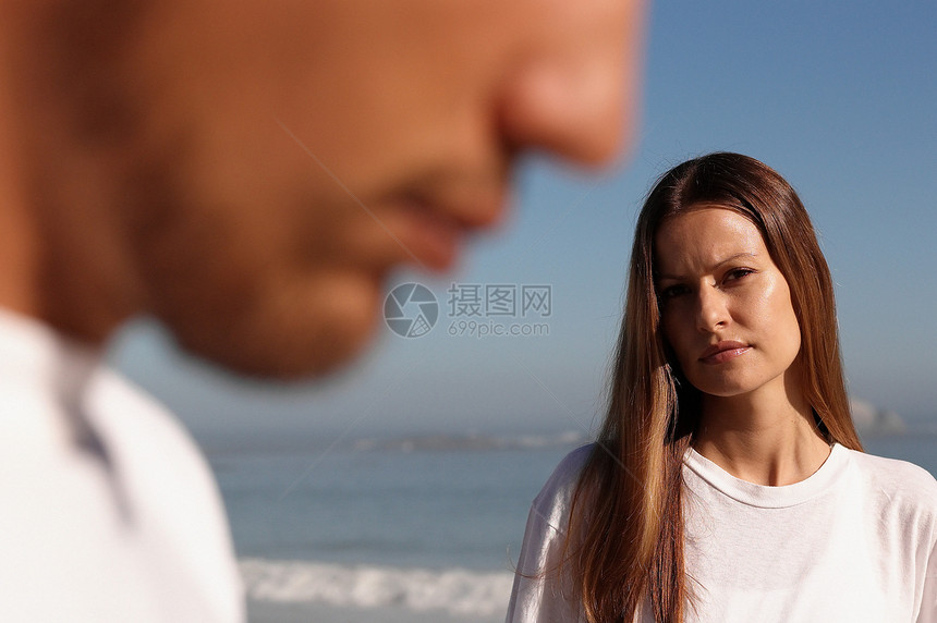 海滩上严肃的女人图片