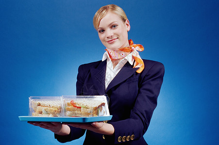 空姐拿着一盘三明治图片
