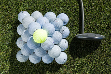 一堆高尔夫球和一个高尔夫球杆背景图片