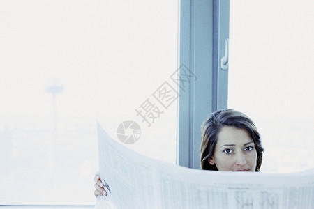 读报纸的女商人图片