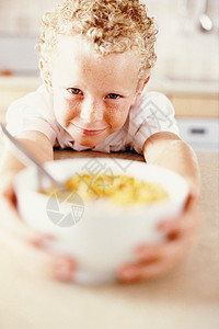 男孩吃早餐图片