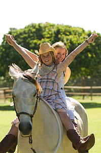 两个女孩骑马图片