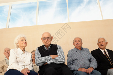 坐着的老年人背景图片