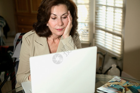 女商人使用笔记本电脑背景图片