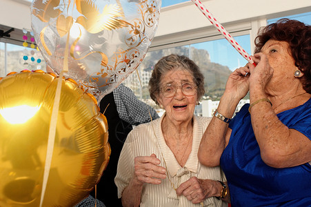 两位老年妇女庆祝图片