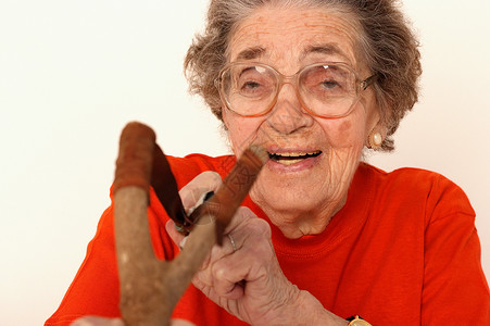 玩弹弓的奶奶图片