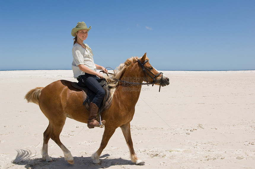 骑马的女孩图片