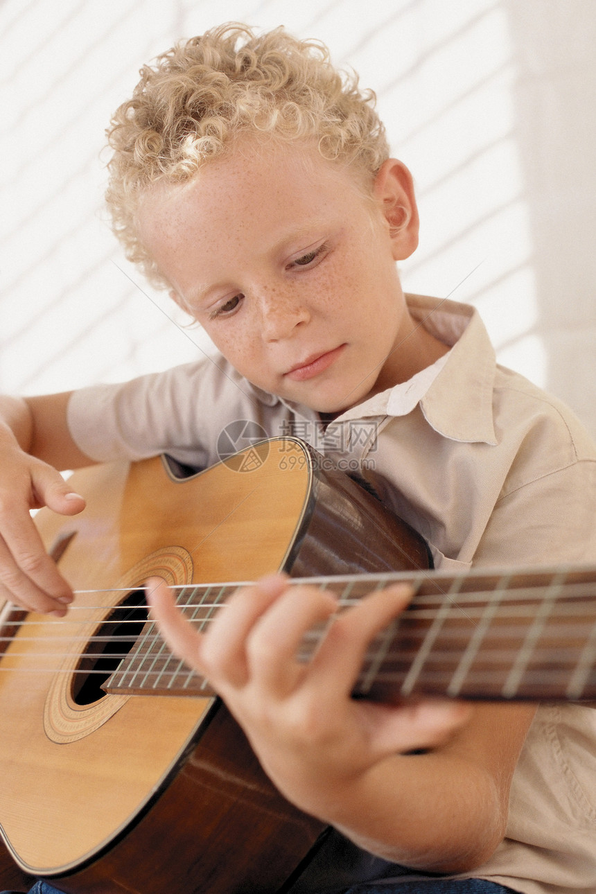 弹吉他的男孩图片