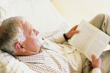 在阅读的老人图片