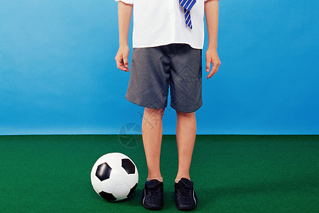 踢足球的男孩图片