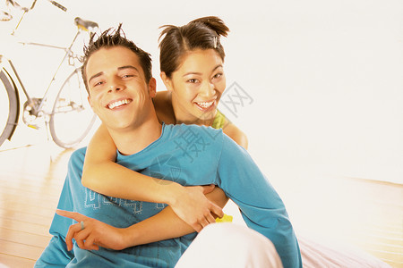 一对快乐的年轻夫妇图片