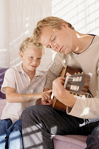 弹吉他的父子图片