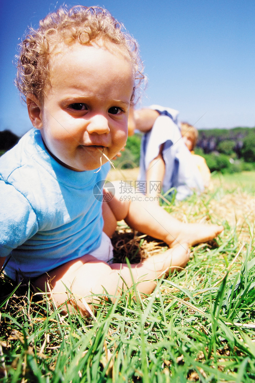 幼儿吃草图片