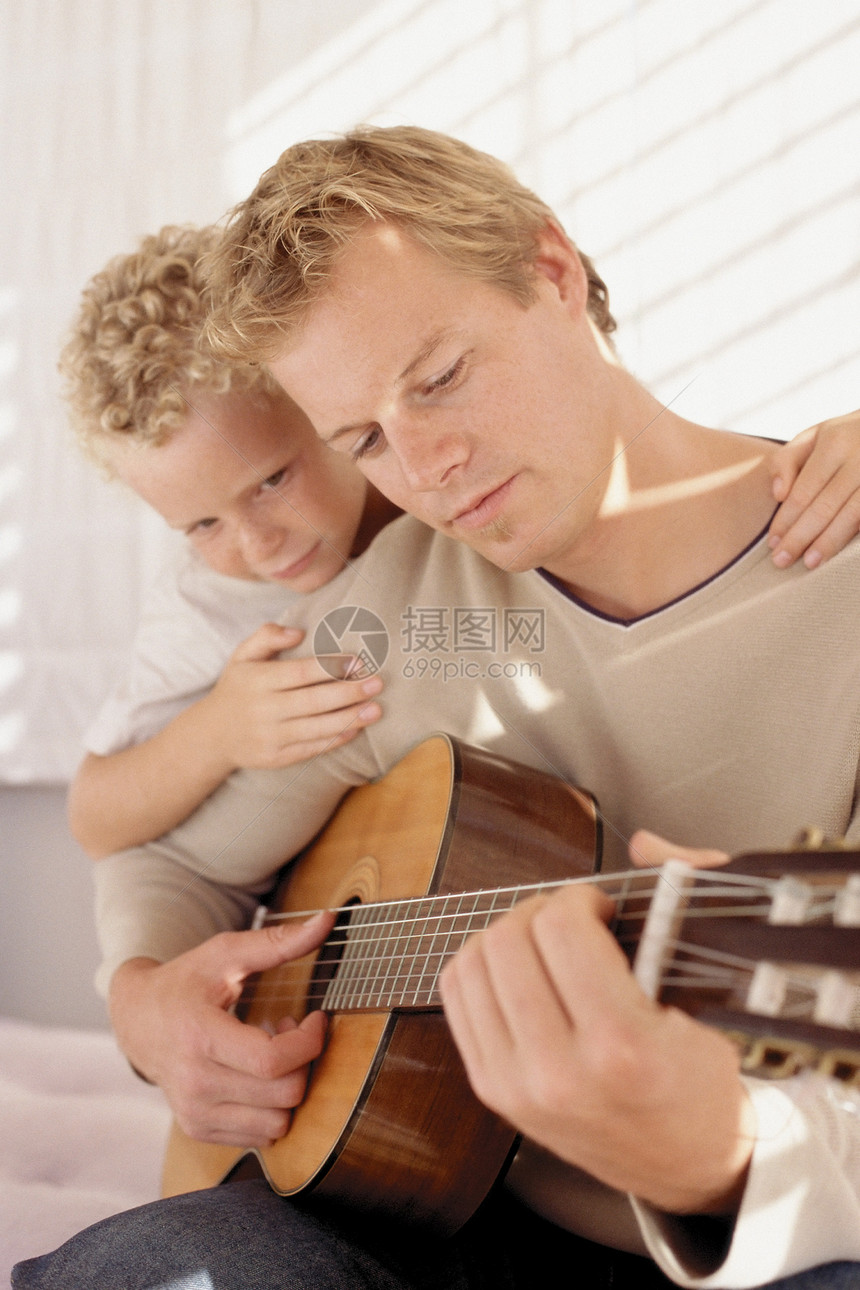 带吉他的父子图片
