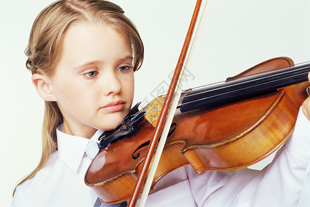 拉小提琴的女孩图片