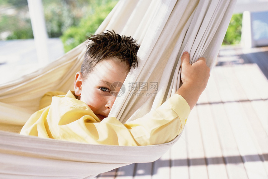 在吊床上放松的男孩图片