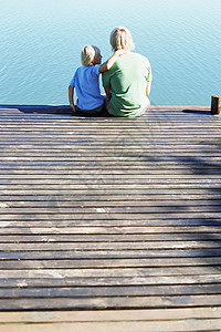 父亲和儿子在码头上图片