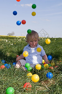 幼儿玩彩色球图片