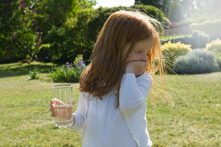 在后院喝水的女孩图片