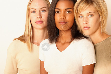 三位年轻女性图片