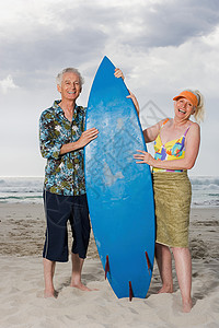 拿着冲浪板的老年夫妇图片