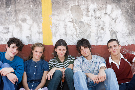 五个青少年坐在一起高清图片