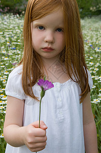 在田里采花的女孩图片