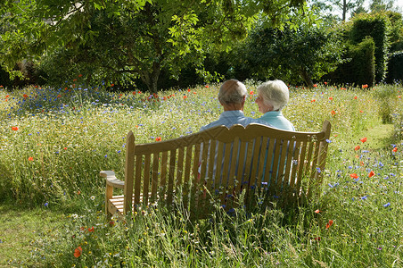 坐在公园长椅上的老年夫妇图片
