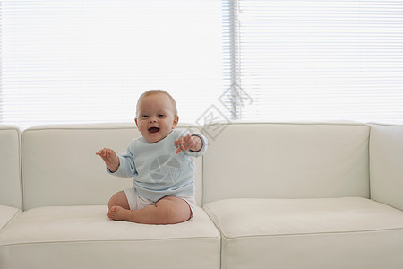 婴儿坐在沙发上图片