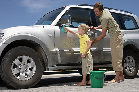 父子俩洗车拿着水桶男人高清图片