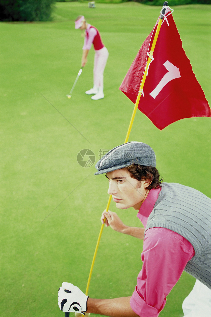 打高尔夫球的男女图片