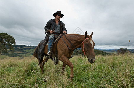 牛仔骑马在农村骑马的人背景