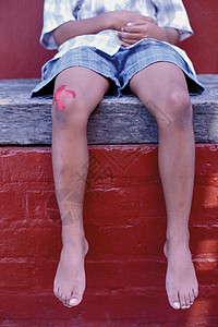 膝盖受伤的男孩背景图片