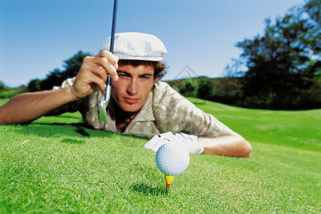 打高尔夫球的男人背景图片