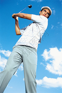 打高尔夫球的男人背景图片