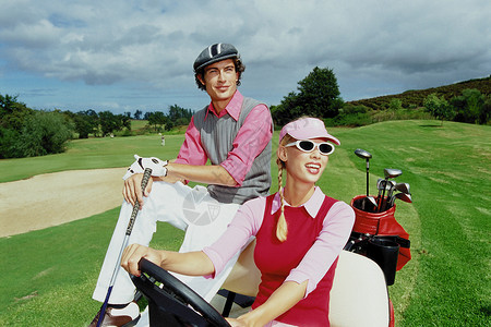高尔夫俱乐部的情侣高清图片