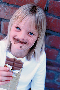 吃巧克力的女孩图片