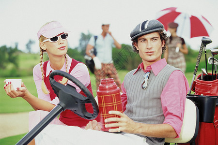 高尔夫俱乐部的情侣图片