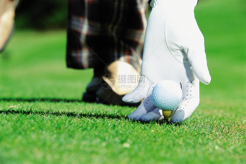 带手套的高尔夫球手图片
